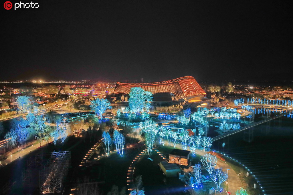 鳥瞰北京世園會夜景，璀璨如畫。（4月25日攝）