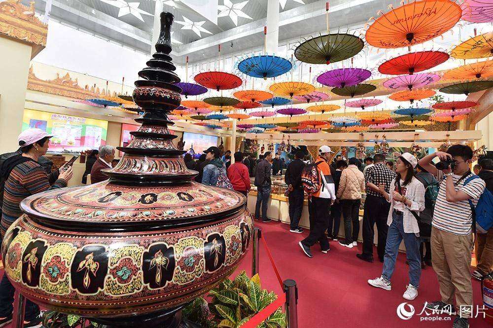 4月29日，世園會國際館的緬甸展廳，游客絡繹不絕。