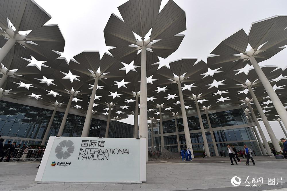 世园会国际馆，94朵“花伞”簇拥在一起,形成一片白色的花海。