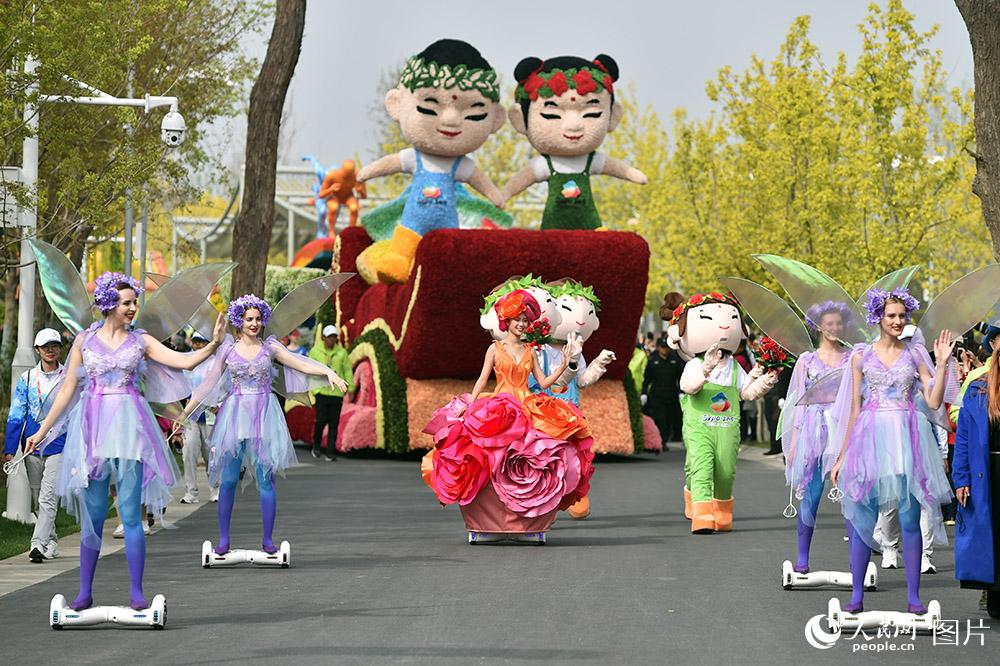 4月29日，世園會的花車巡游表演吸引了眾多游客的目光。