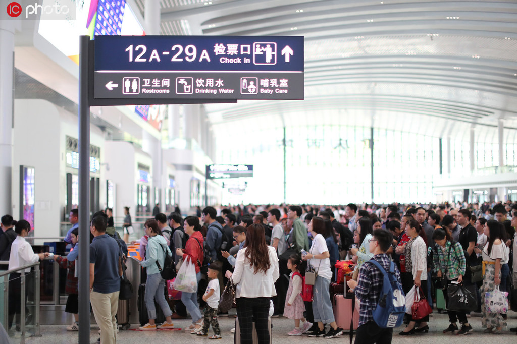 2019年4月29日，旅客在重慶西站排隊候車檢票。陶廉/東方IC