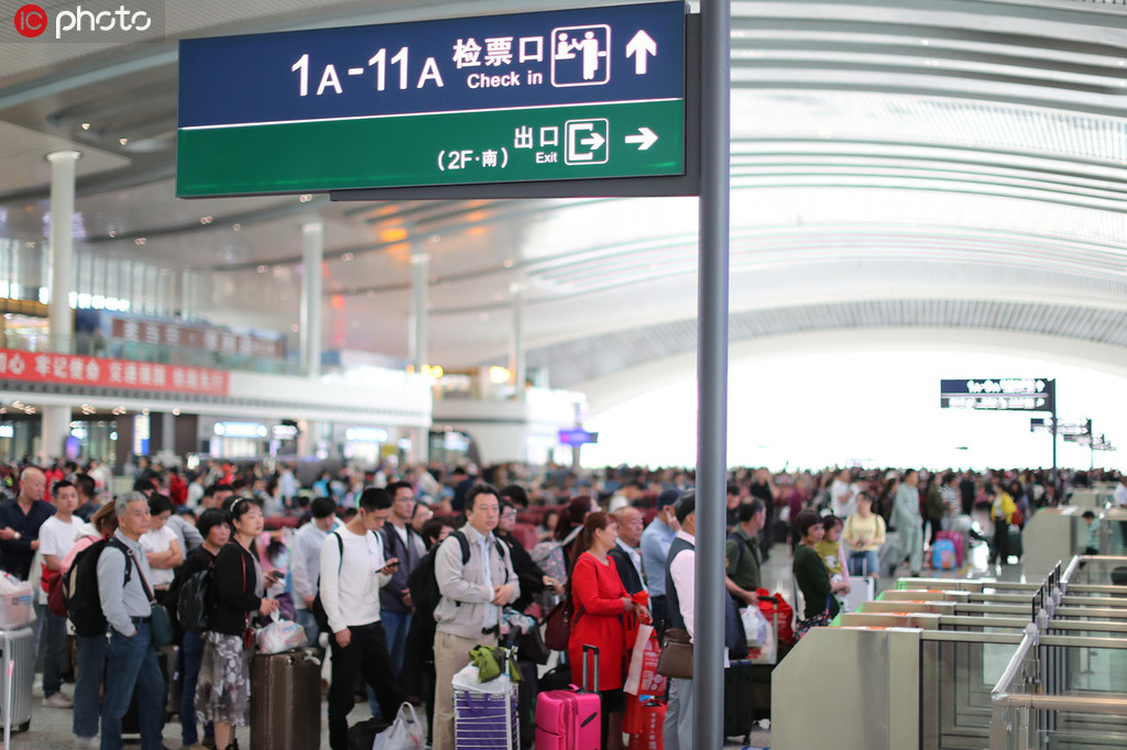 2019年4月29日，旅客在重庆西站排队候车检票。陶廉/东方IC