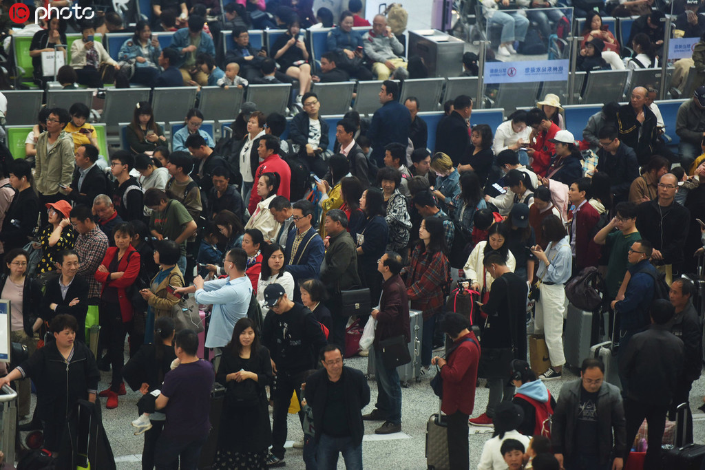 2019年4月30日，大批旅客在杭州火車東站候車大廳候車。龍巍/東方IC