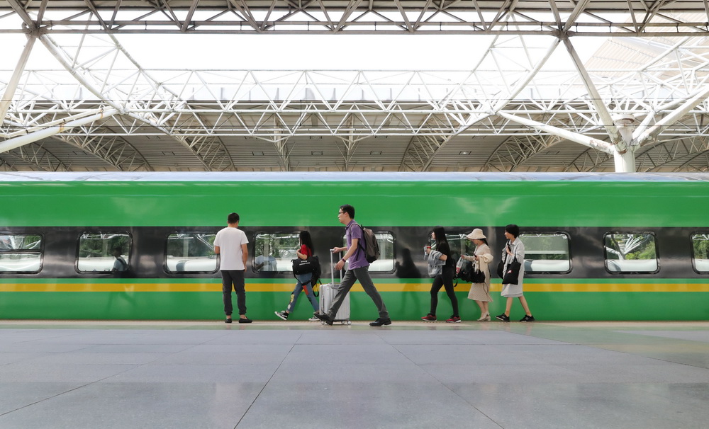 5月4日，旅客在上海南站准備登上開往金華的D5687次列車。