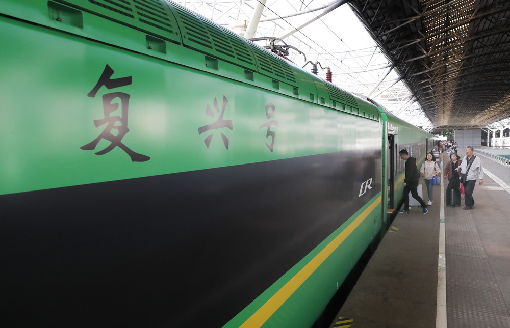 5月4日，旅客在上海南站登上開往金華的D5687次列車。