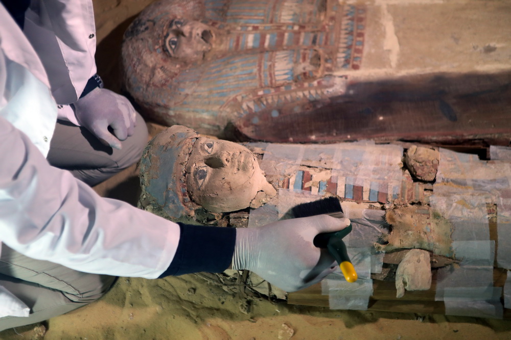 5月4日，在埃及吉薩，考古學家在墓穴內工作。