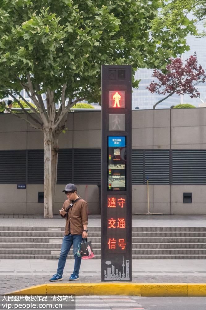 国内首套行人过街提示系统在上海外滩启用