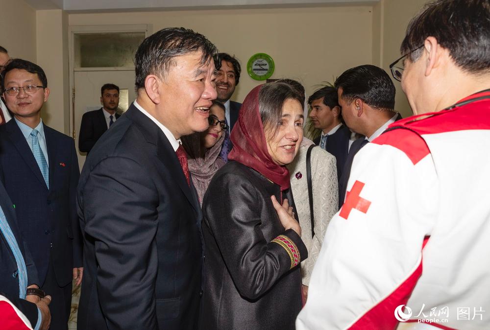 陳竺會長、第一夫人魯拉·加尼看望正在緊張工作的中國紅十字援外醫療隊隊員。