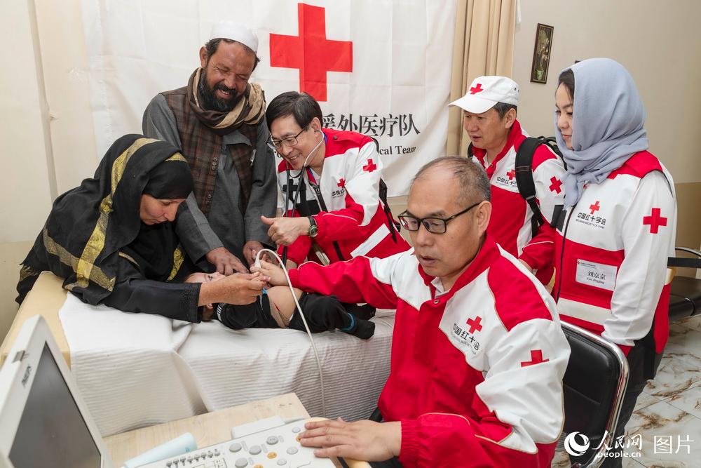 中國紅十字援外醫療隊正在為阿富汗先心病患兒進行檢查。