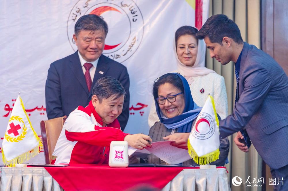 陳竺會長與加茲娜法爾代理會長共同見証阿富汗紅新月會與中國紅十字基金會簽署阿富汗二期行動合作協議。