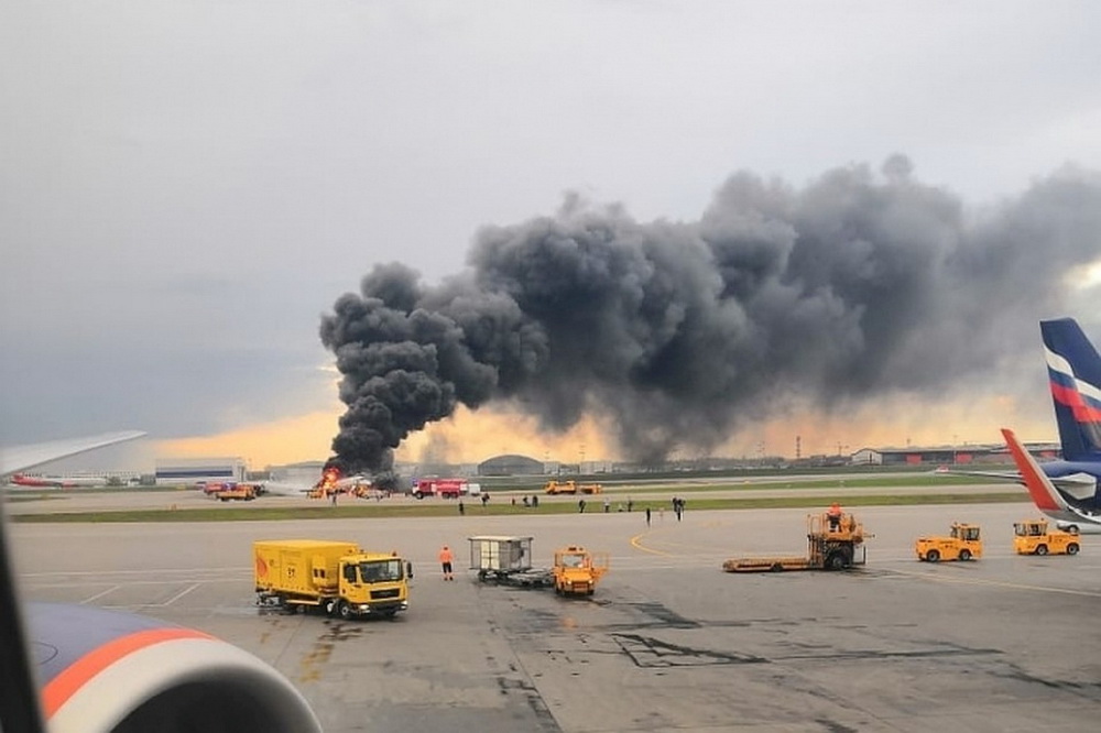 5月5日，一架客機在俄羅斯莫斯科謝列梅捷沃機場迫降。新華社/路透