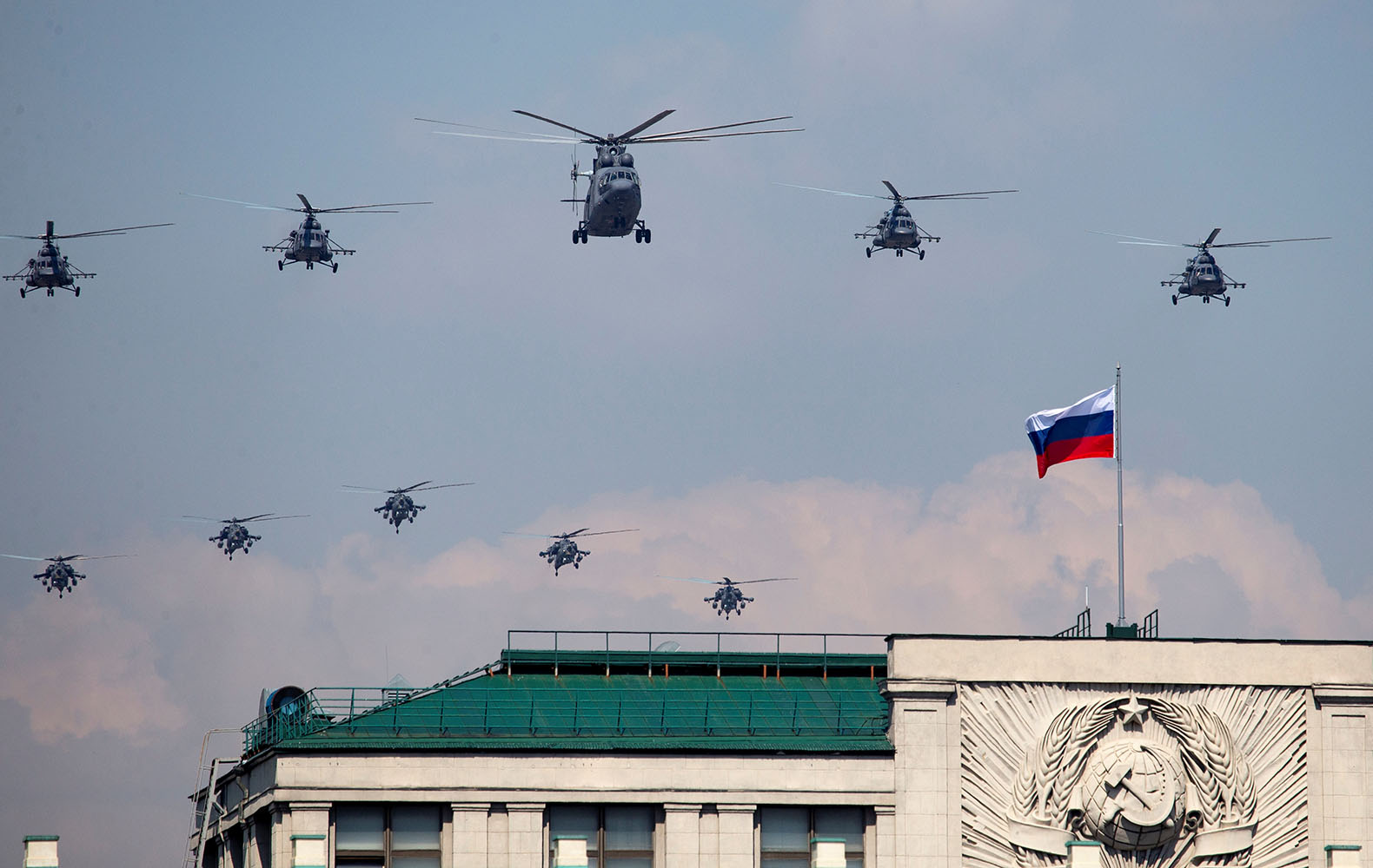  5月7日，在俄羅斯首都莫斯科，參加閱兵式彩排的直升機飛過紅場上空。新華社/路透