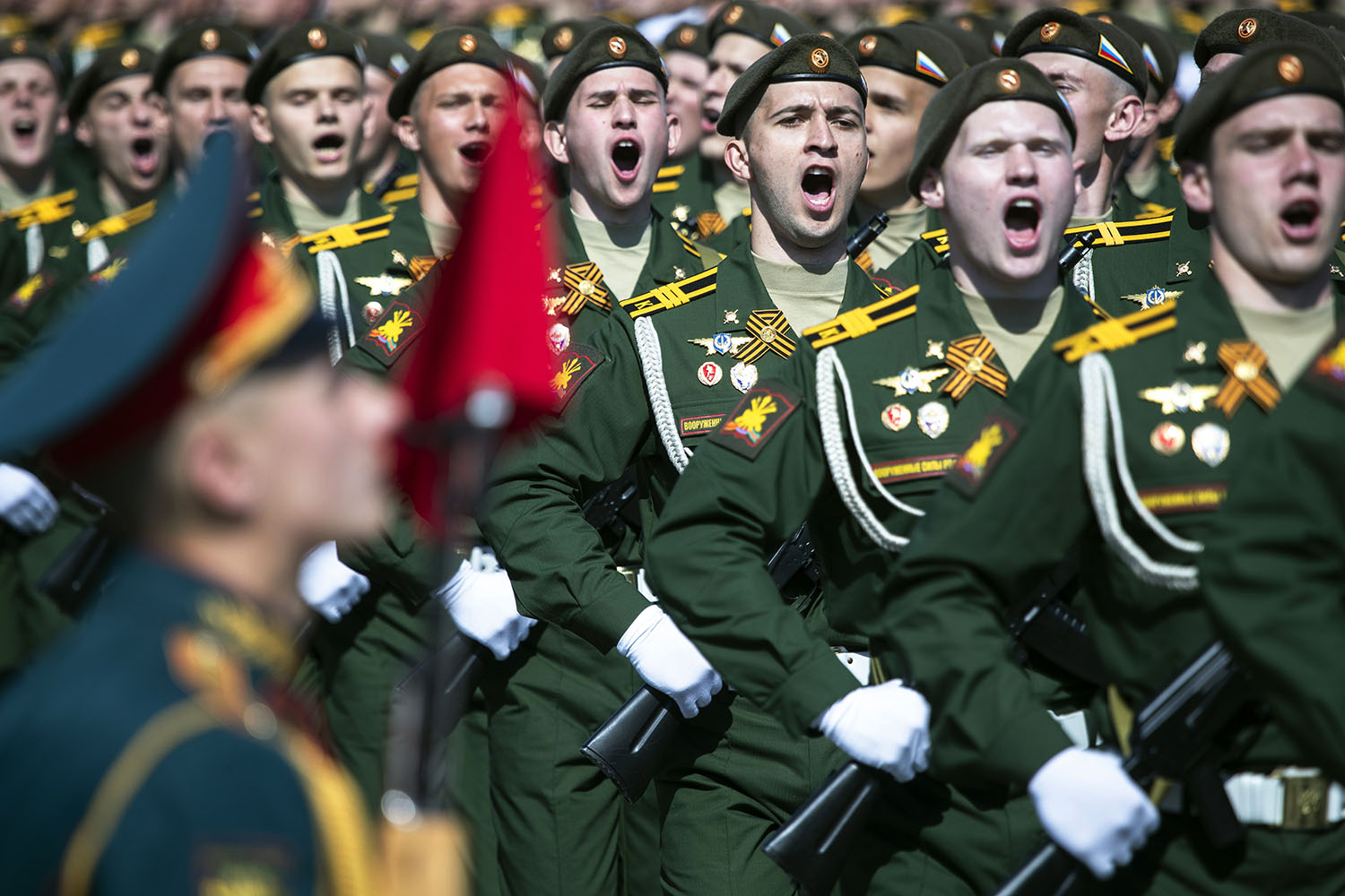 5月7日，在俄羅斯首都莫斯科，參加閱兵式彩排的士兵走過紅場。新華社/美聯