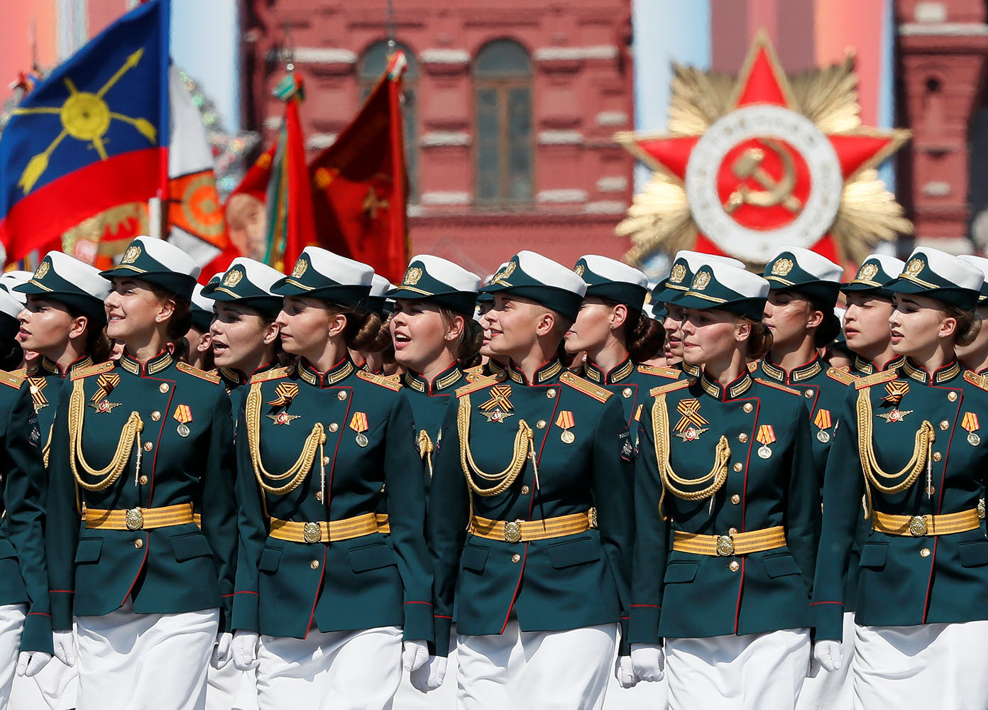 5月7日，在俄羅斯首都莫斯科，參加閱兵式彩排的女兵方隊走過紅場。新華社/路透