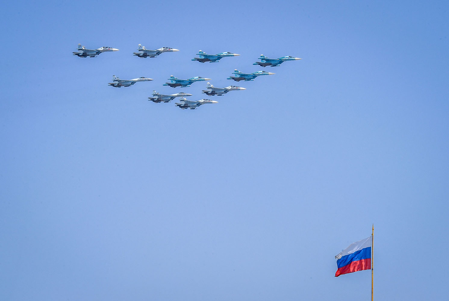 5月7日，在俄羅斯首都莫斯科，參加閱兵式彩排的戰機飛過紅場上空。新華社/法新