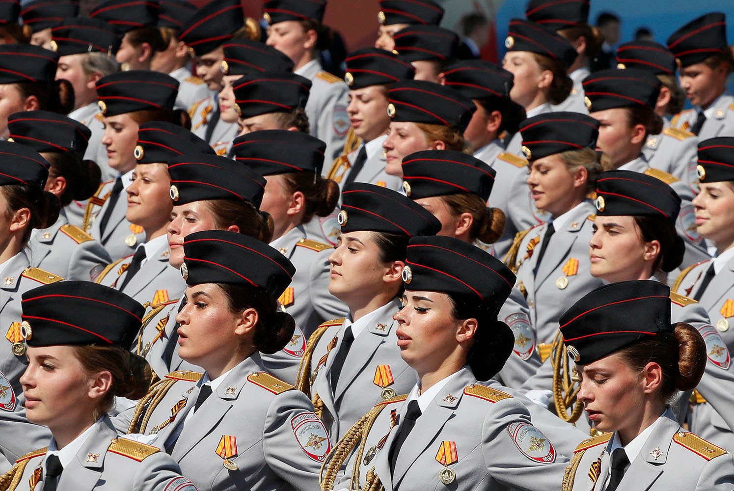 5月7日，在俄羅斯首都莫斯科，參加閱兵式彩排的女兵方隊走過紅場。新華社/路透