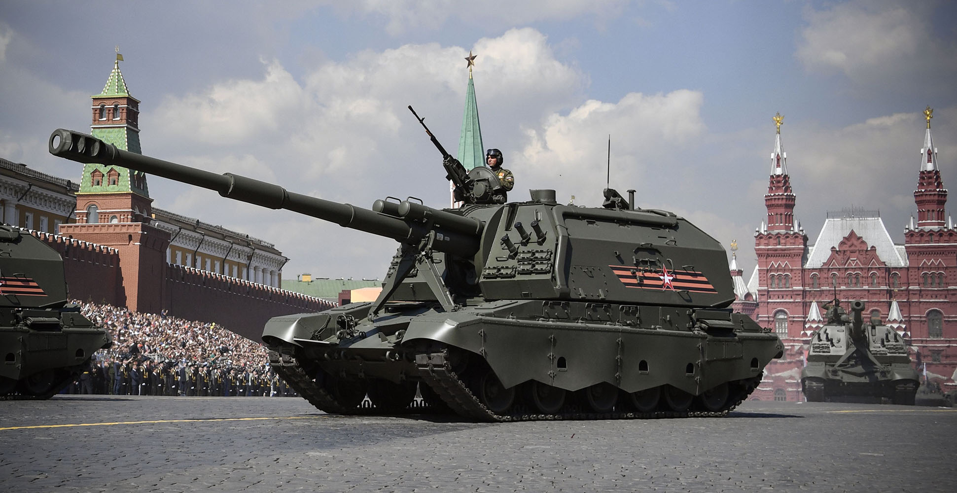5月7日，在俄羅斯首都莫斯科，參加閱兵式彩排的自行榴彈炮通過紅場。新華社/法新