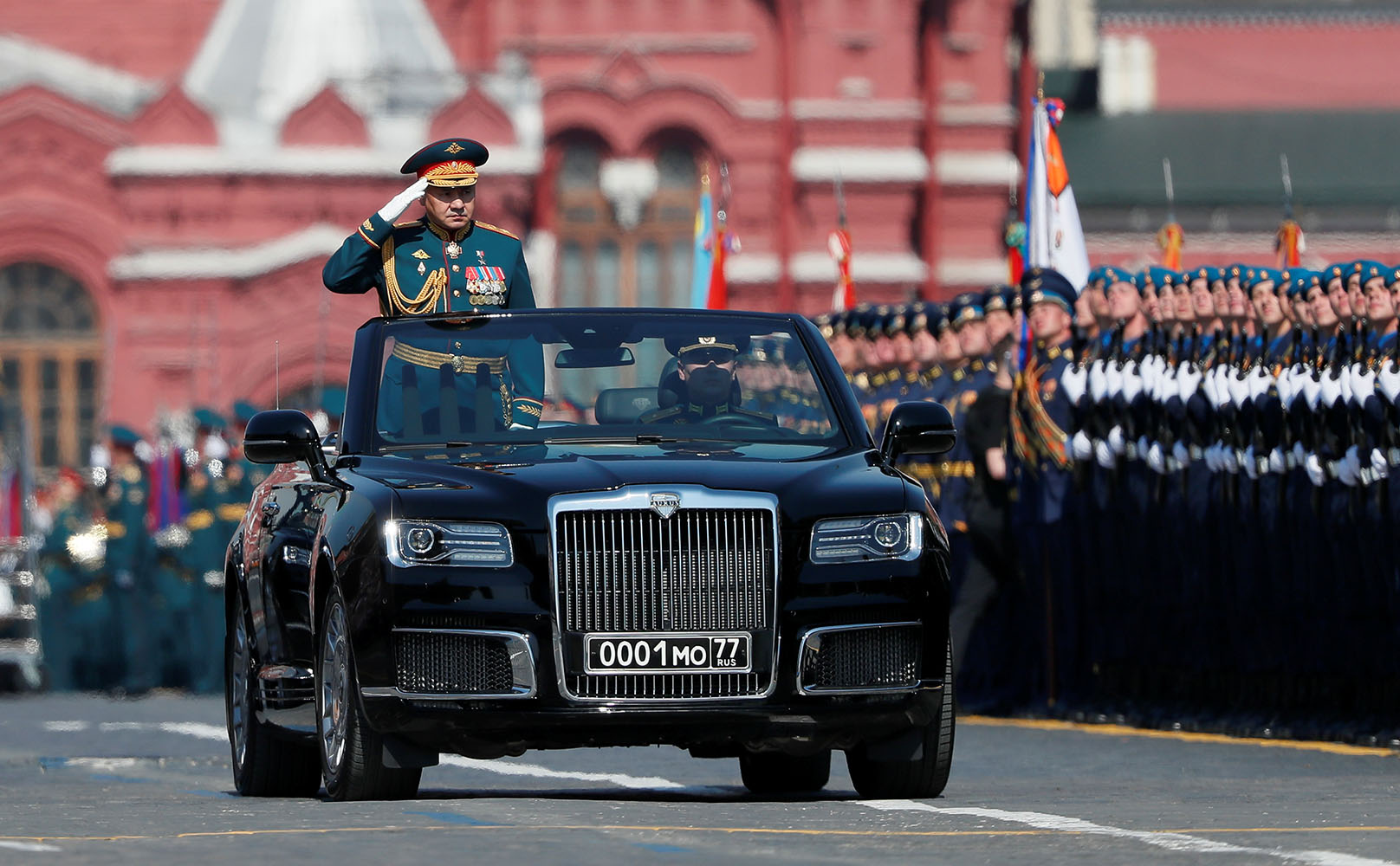 5月7日，在俄羅斯首都莫斯科，俄羅斯國防部長紹伊古在閱兵式彩排上向受閱部隊敬禮。新華社/路透