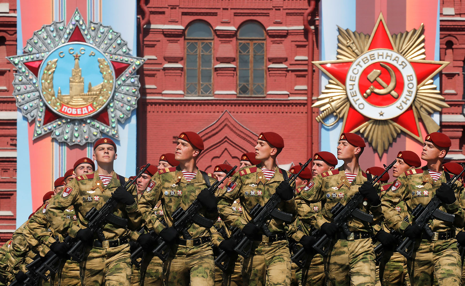 5月7日，在俄羅斯首都莫斯科紅場，參加閱兵式彩排的士兵列隊走過紅場。新華社/路透