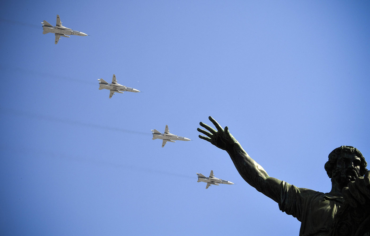5月7日，在俄羅斯首都莫斯科，參加閱兵式彩排的Su-24M戰機飛過紅場上空。新華社/法新