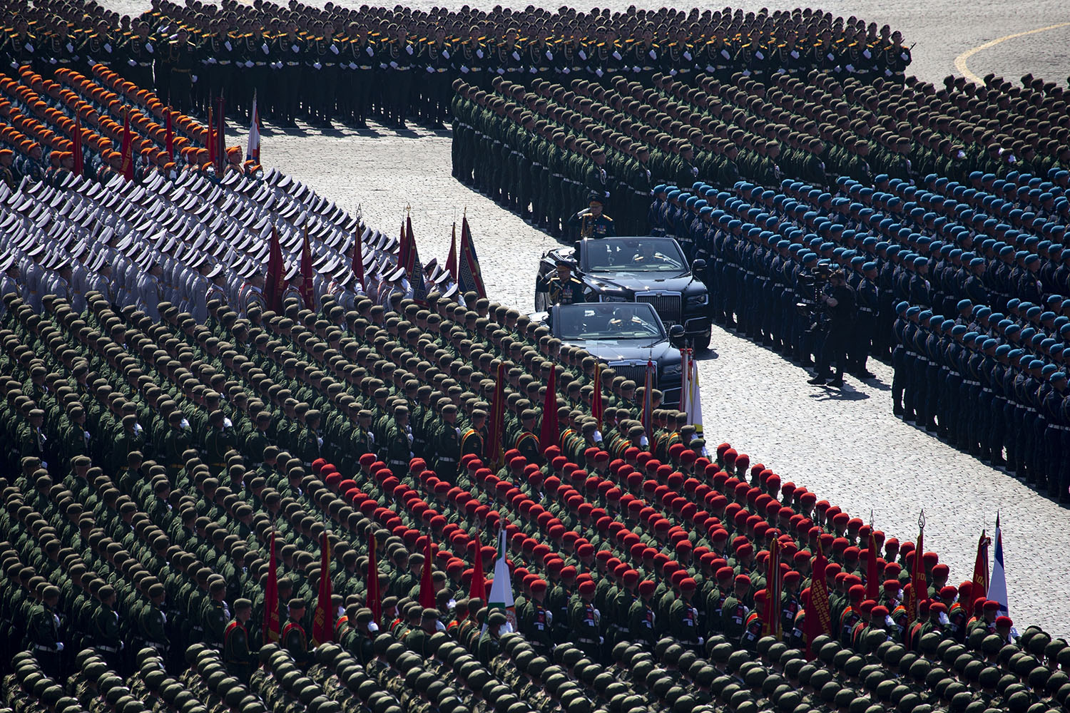 5月7日，在俄羅斯首都莫斯科，俄羅斯國防部長紹伊古（左）在閱兵式彩排上檢閱部隊。新華社/美聯