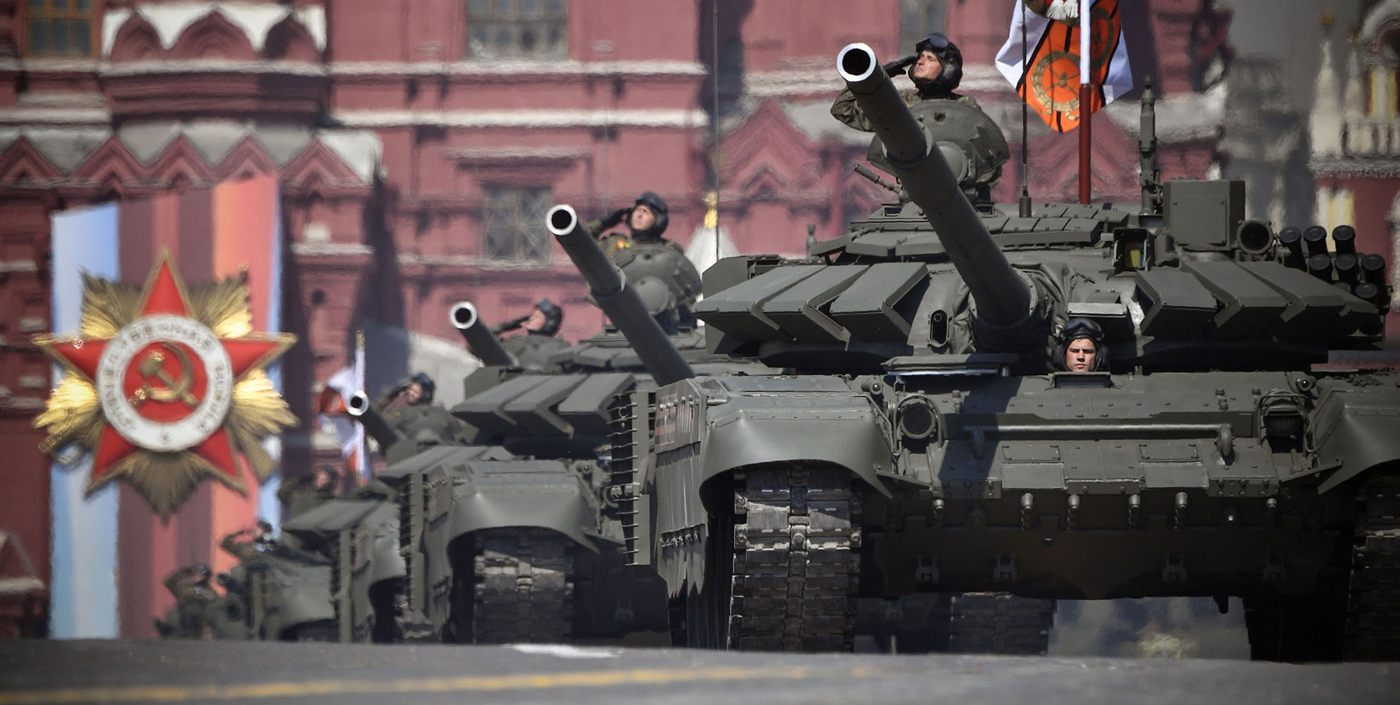 5月7日，在俄羅斯首都莫斯科，參加閱兵式彩排的俄羅斯T-72B3坦克駛過紅場。新華社/法新