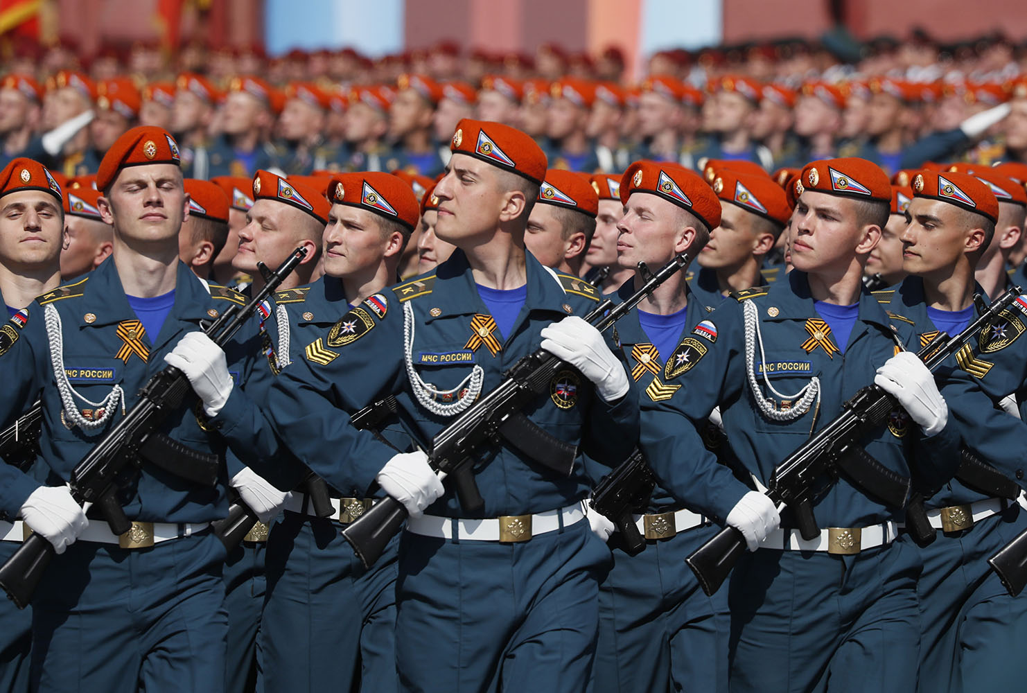 5月7日，在俄羅斯首都莫斯科，參加閱兵式彩排的軍人走過紅場。 新華社/歐新