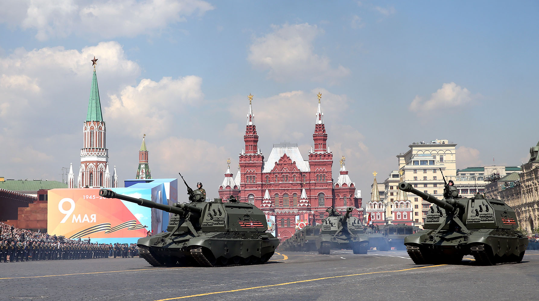 5月7日，在俄羅斯首都莫斯科，參加閱兵式彩排的自行榴彈炮通過紅場。新華社/歐新