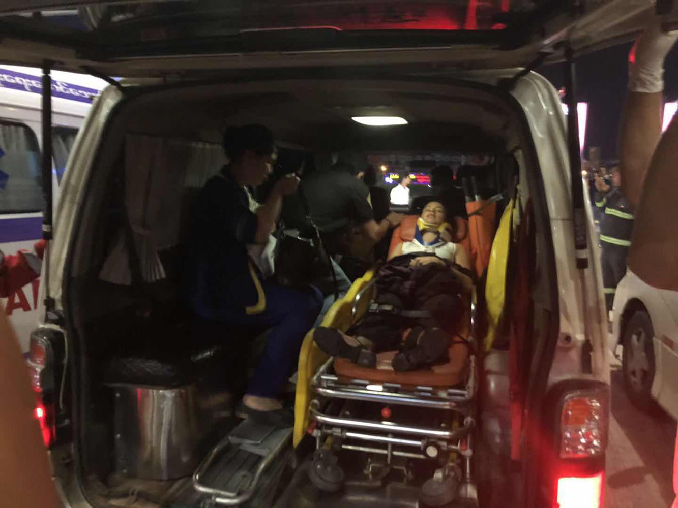 5月8日，在緬甸仰光國際機場，一名事故中的傷者被抬上救護車（手機拍攝）。新華社發（吳昂攝）