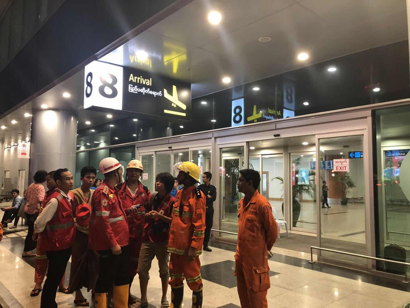 5月8日，在緬甸仰光國際機場，工作人員在等待救護事故中的傷者（手機拍攝）。新華社發（吳昂攝）