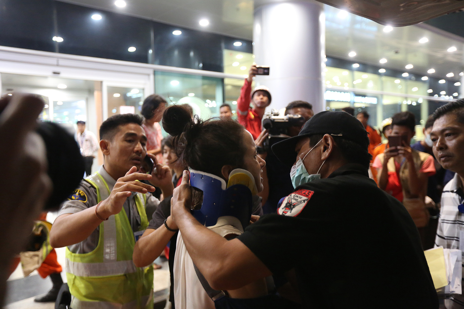 5月8日，在緬甸仰光國際機場，一名傷員接受醫療救治。新華社發（吳昂攝）