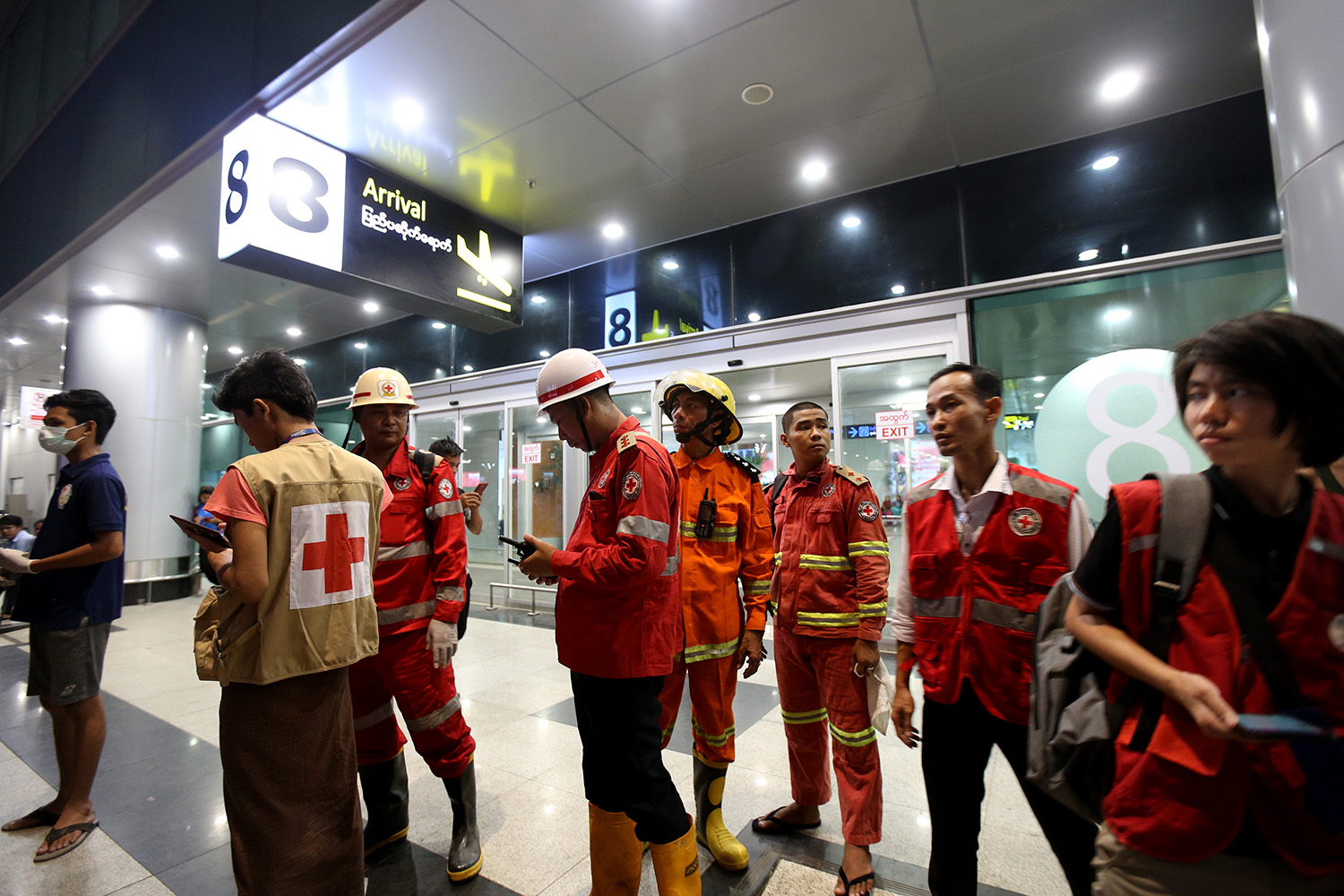 5月8日，救援人員聚集在緬甸仰光國際機場。新華社發（吳昂攝）