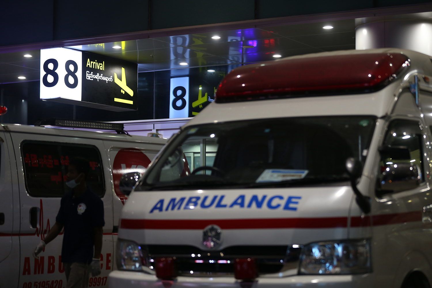 5月8日，在緬甸仰光國際機場，多輛救護車在現場待命。新華社發（吳昂攝）