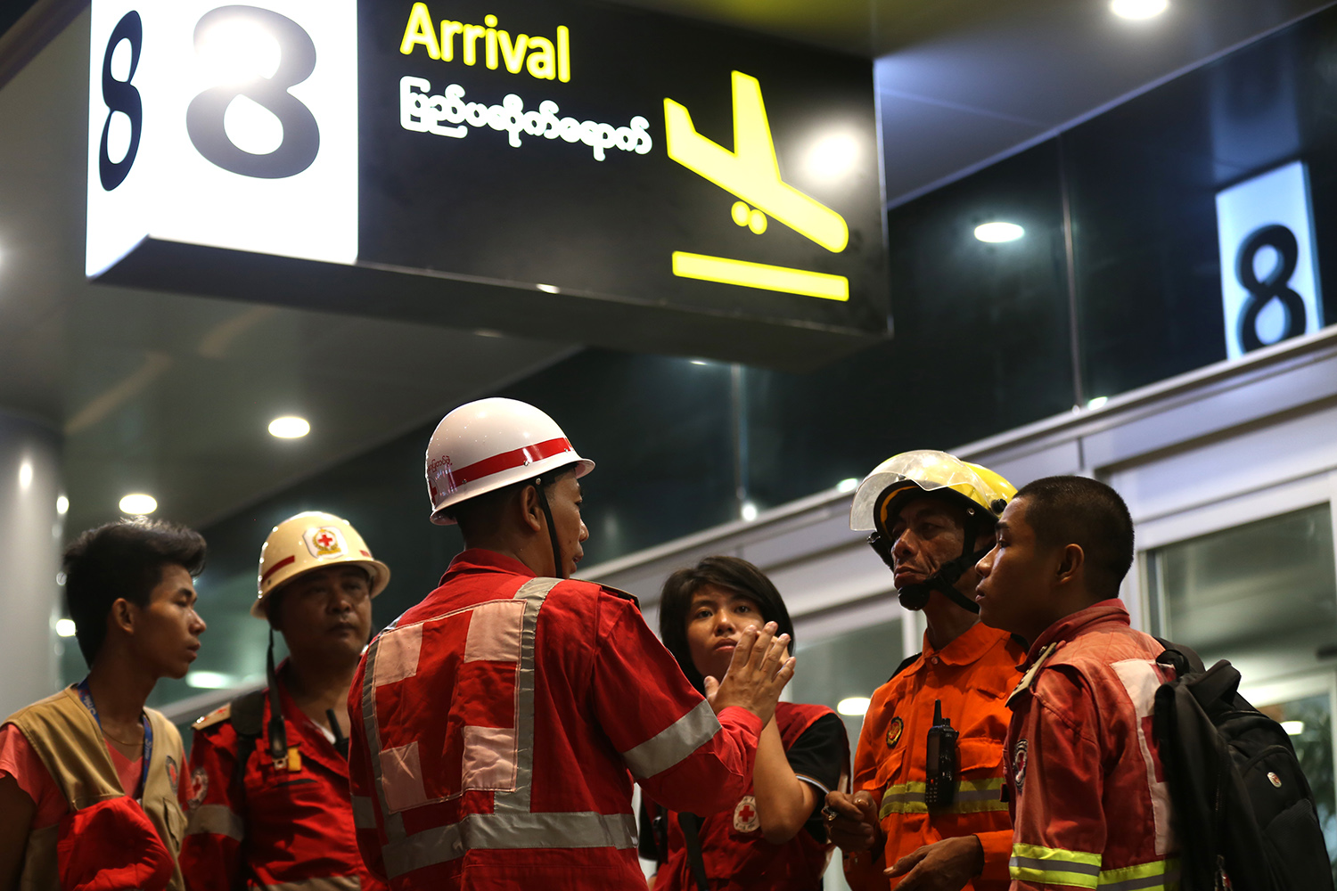 5月8日，救援人員聚集在緬甸仰光國際機場。新華社發（吳昂攝）