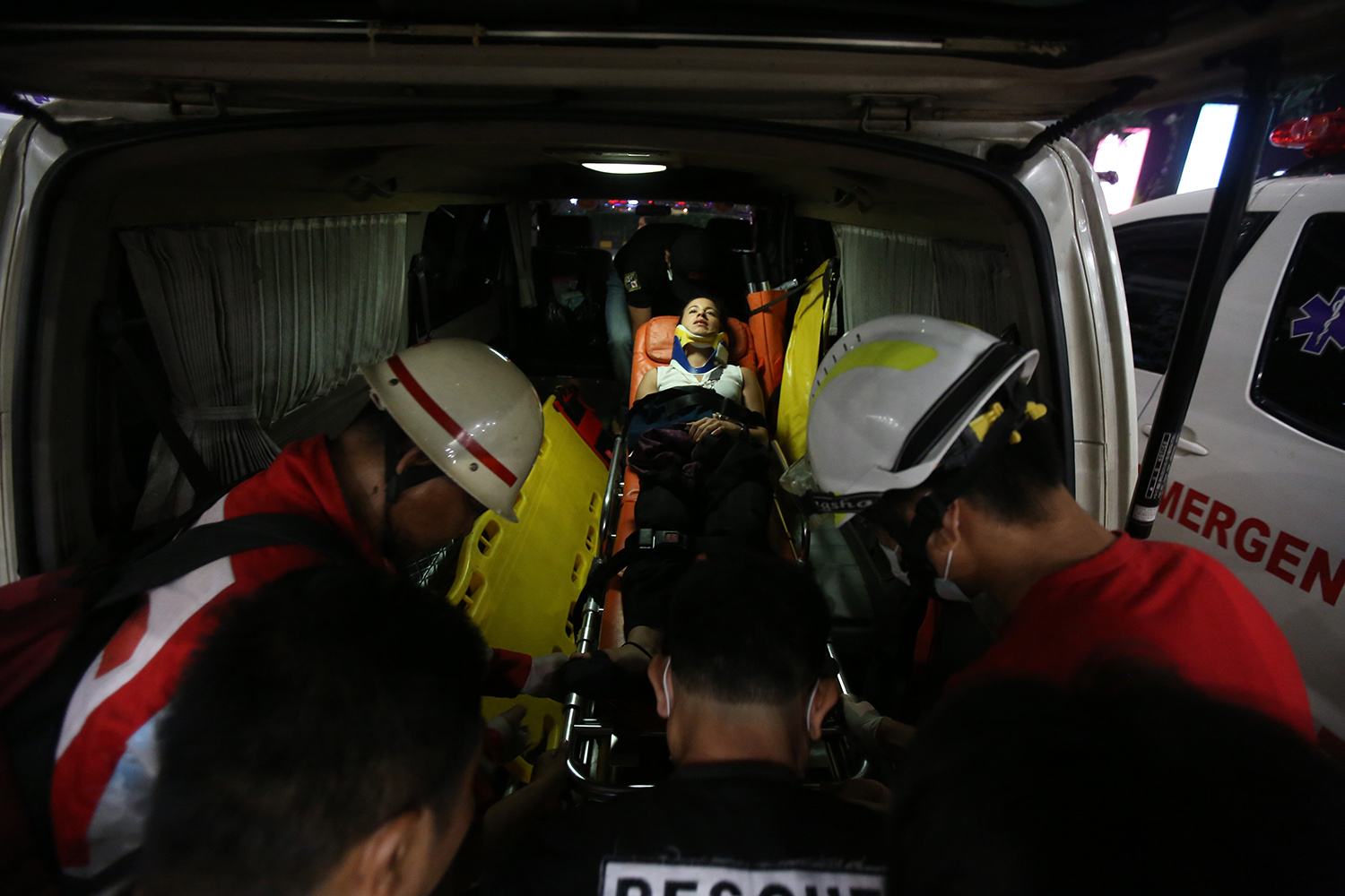 5月8日，在緬甸仰光國際機場，救援人員將傷員抬進救護車。新華社發（吳昂攝）