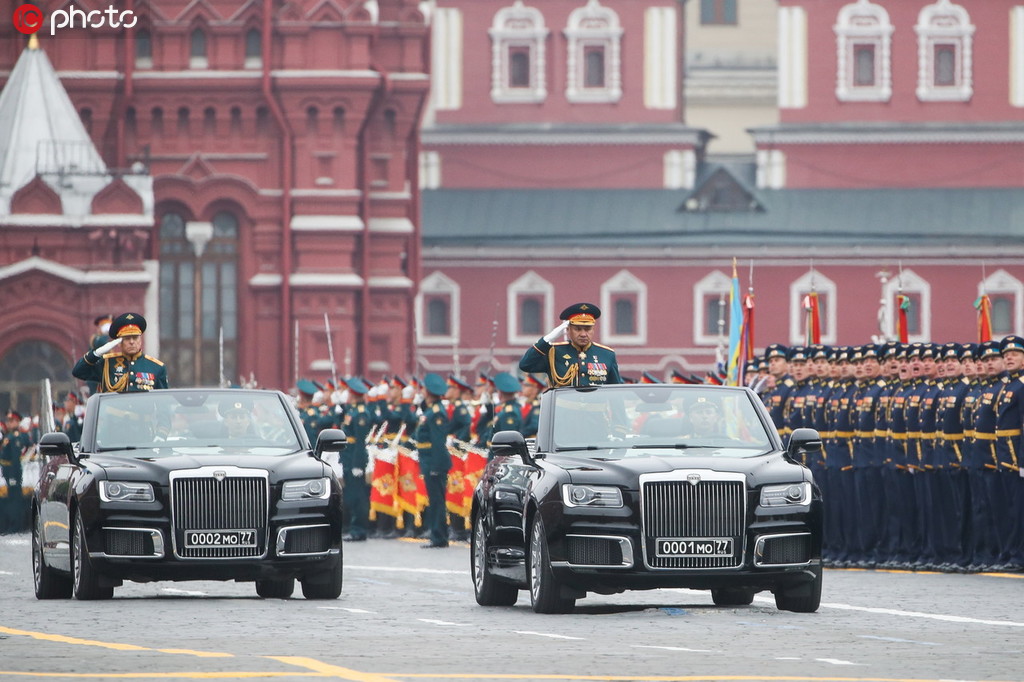 普京專車品牌“金色俄羅斯”(Aurus)制造的敞篷檢閱車首次參加閱兵。