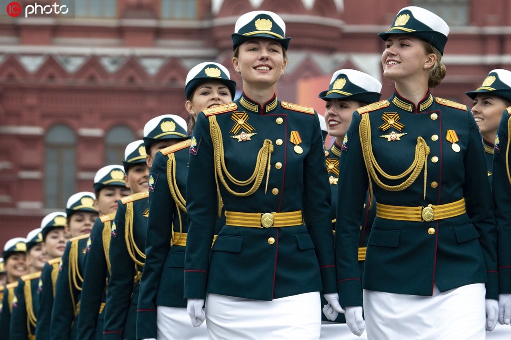 俄罗斯女兵方队亮相红场阅兵,美丽笑颜吸人眼球.