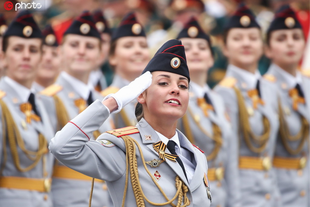 俄羅斯女兵方隊亮相紅場閱兵，美麗笑顏吸人眼球。