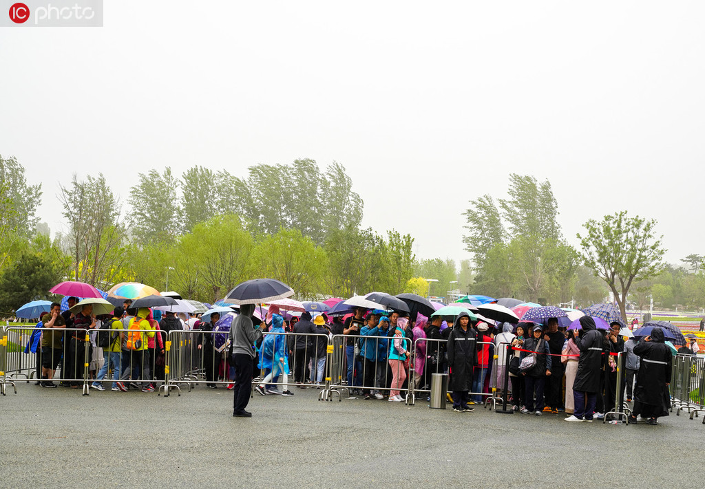 五一后第一个周末 北京世园会游客雨中排长队入馆【3】