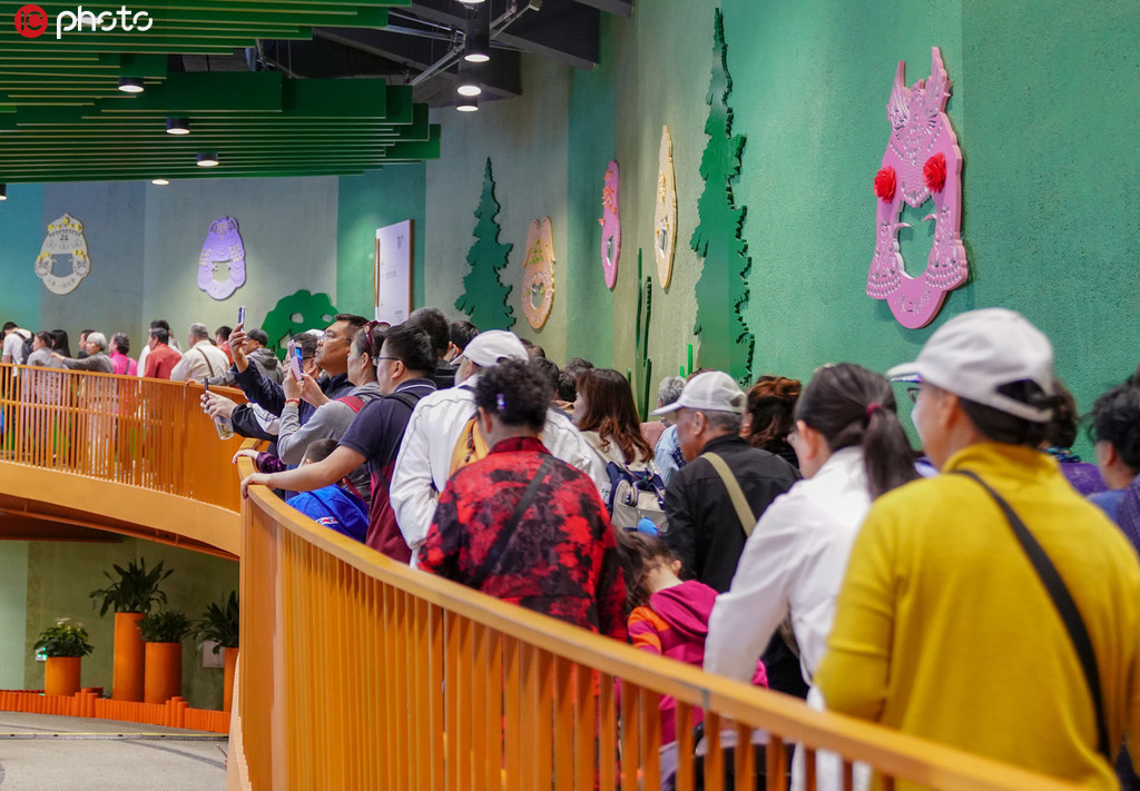 五一后第一个周末 北京世园会游客雨中排长队入馆