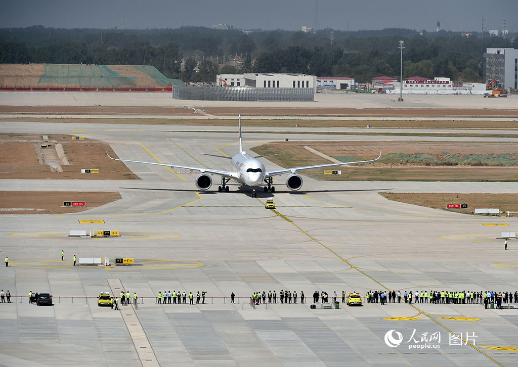 一架東方航空公司空客A350-900飛機平穩降落在北京大興國際機場。人民網記者 雷聲攝
