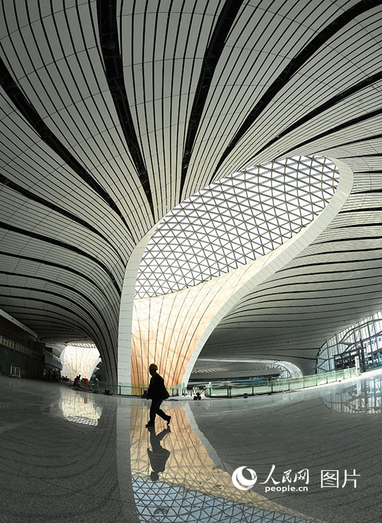 6月30號峻工交付的北京新機場主航站樓四層出發大廳。人民網記者 雷聲攝