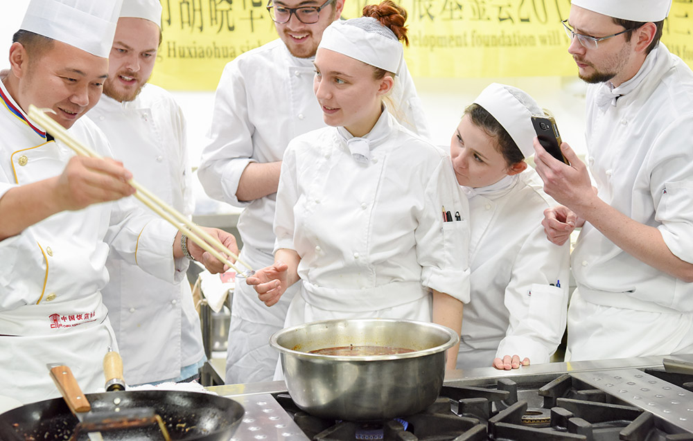 5月13日，在新西蘭首都惠靈頓理工學院，西廚班學員學習中國火鍋和重慶小面的基本做法。