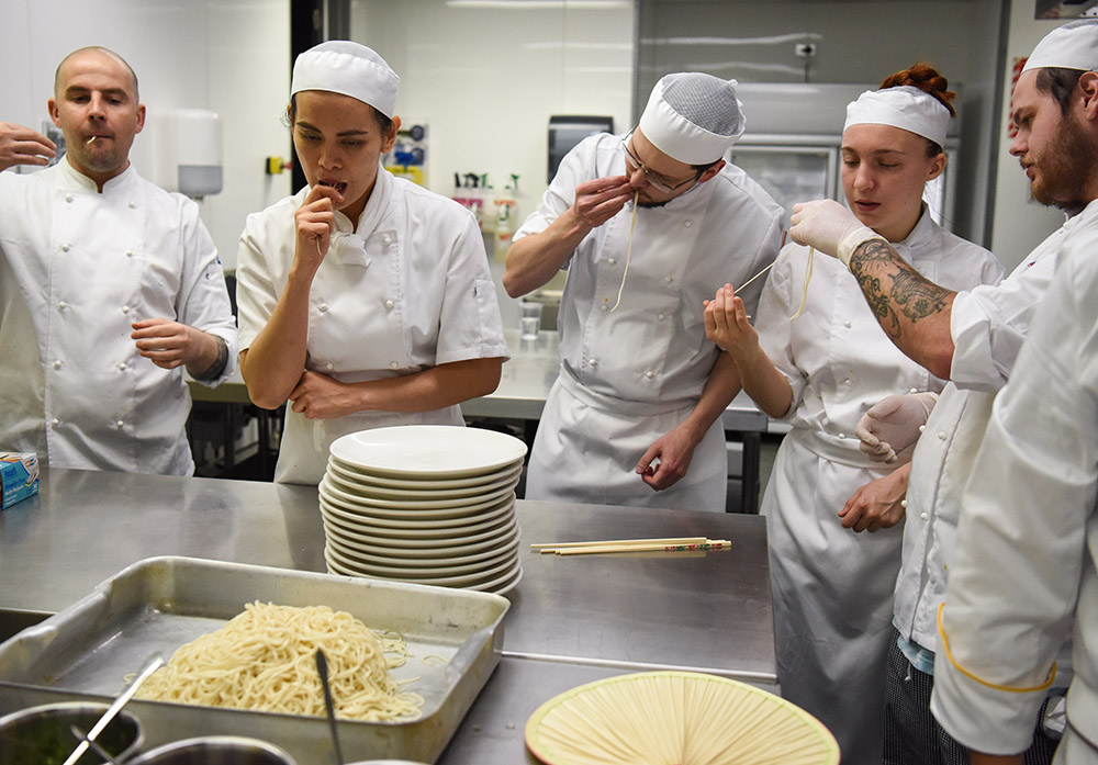 5月13日，在新西蘭首都惠靈頓理工學院，西廚班學員試吃煮到八分熟的面條。 