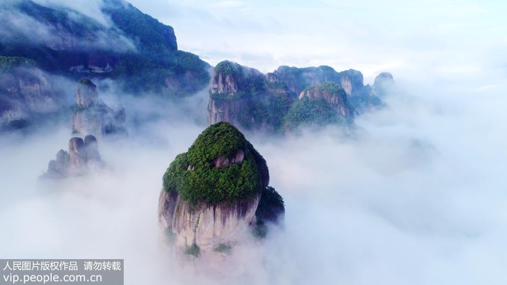 5月14日，無人機拍攝仙居縣國家公園雲霧繚繞，山巒若隱若現。