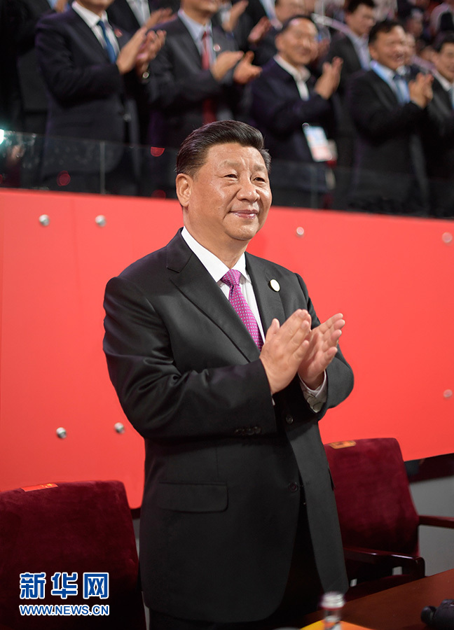 5月15日晚，國家主席習近平和夫人彭麗媛在北京國家體育場同出席亞洲文明對話大會的外方領導人夫婦共同出席亞洲文化嘉年華活動。 新華社記者 李學仁 攝