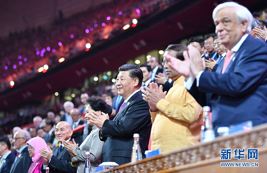 5月15日晚，国家主席习近平和夫人彭丽媛在北京国家体育场同出席亚洲文明对话大会的外方领导人夫妇共同出席亚洲文化嘉年华活动。 新华社记者 殷博古 摄