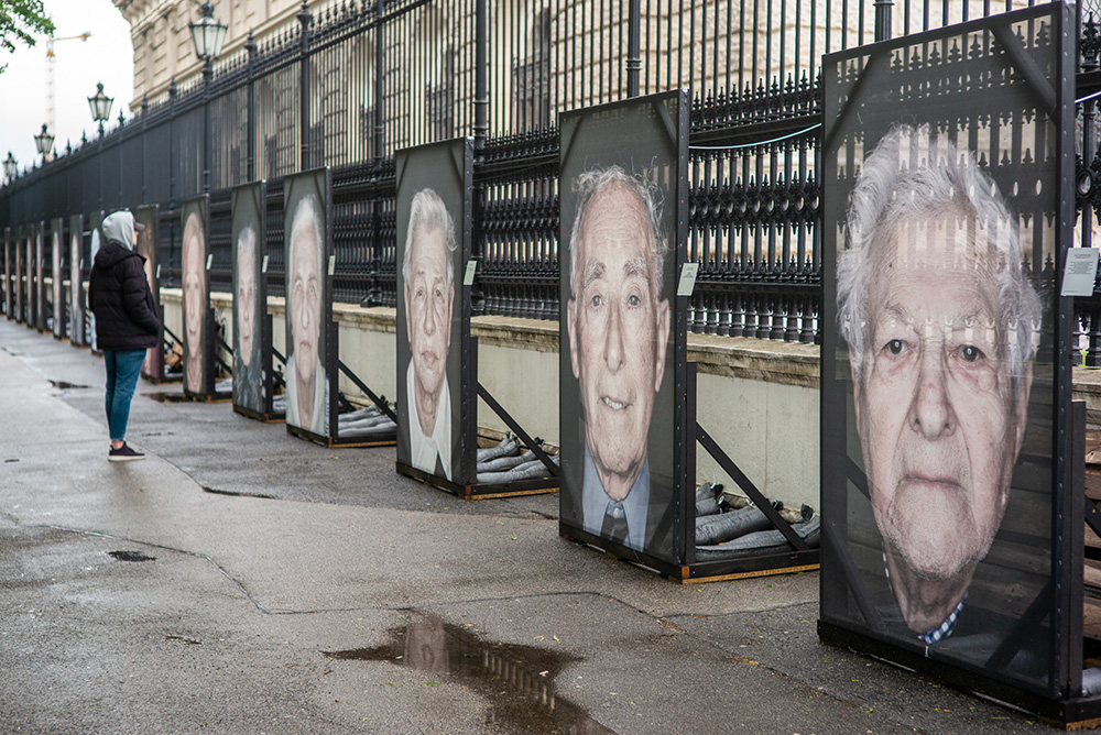 5月16日，市民們在奧地利維也納街頭觀看“我們不會遺忘”二戰納粹大屠殺幸存者肖像攝影展。新華社記者 郭晨 攝