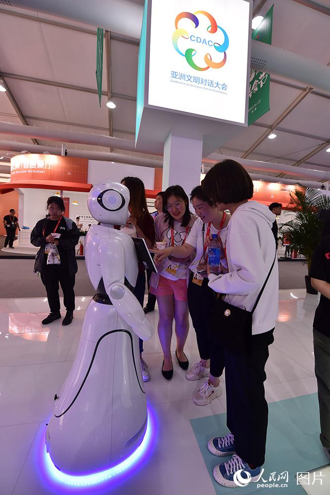 游客通過智能機器人尋找附近美食。