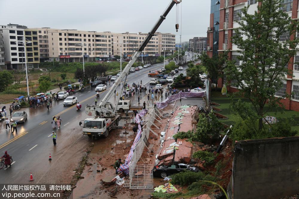 江西宜春一學校圍牆暴雨中倒塌 11輛小轎車被埋壓